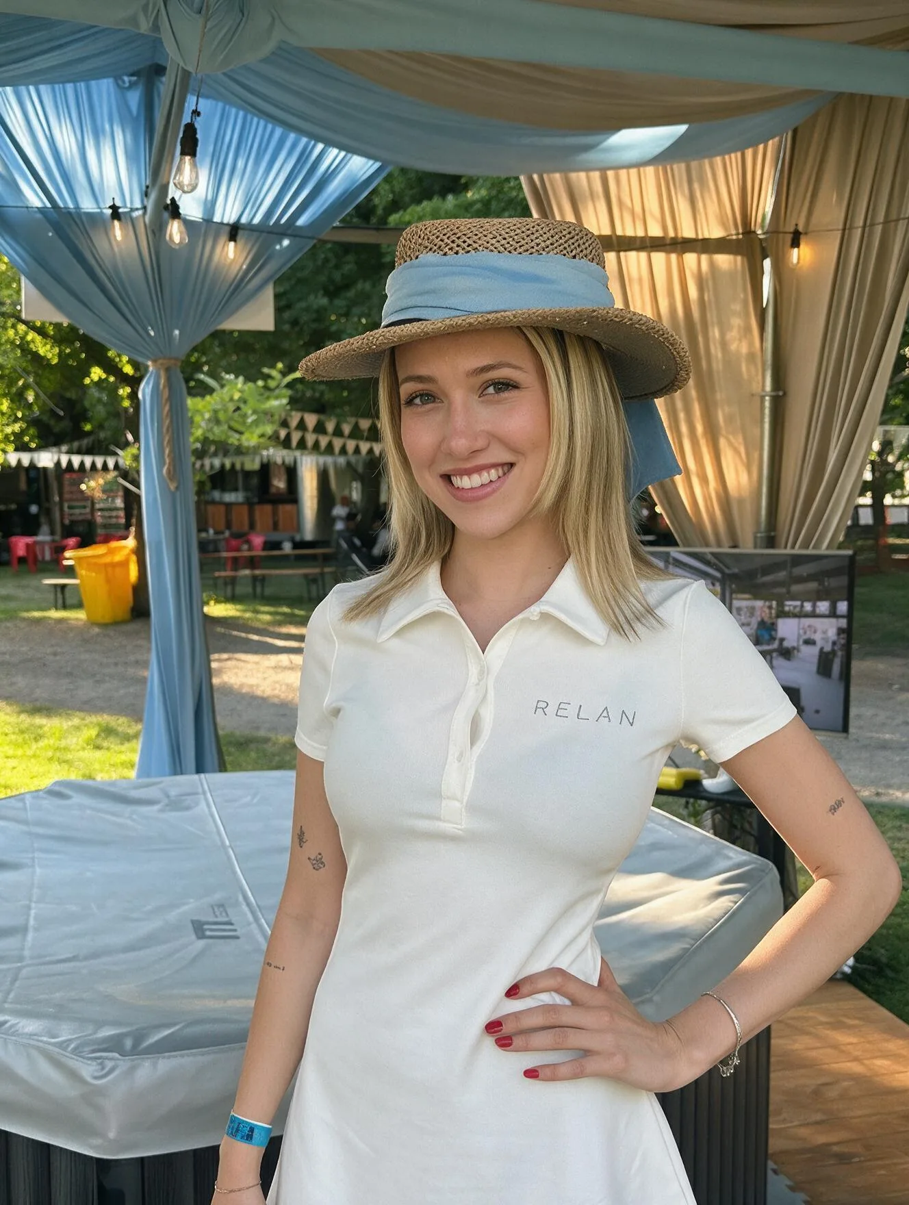 Anfitriona en activación comercial de Relan en Mall Parque Arauco.