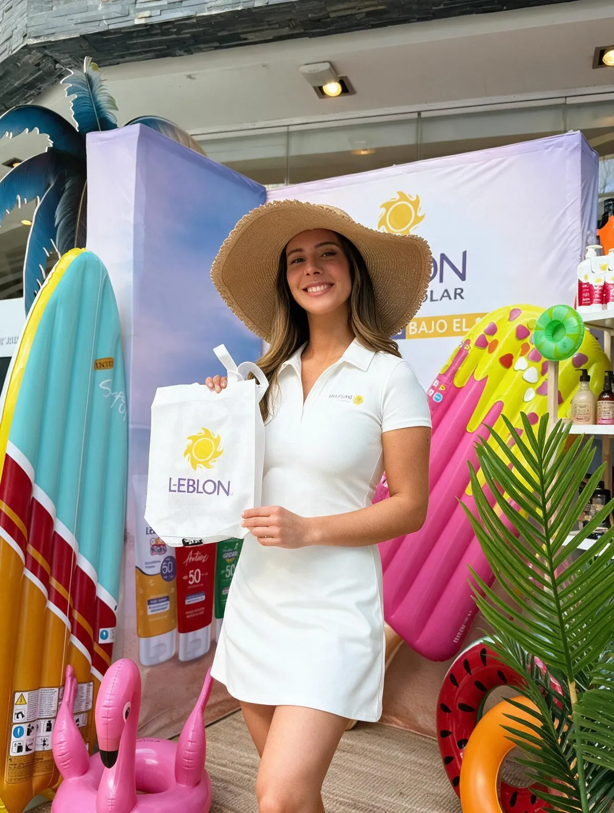 Anfitriona de Leblon Solar junto a exhibición de productos en evento en Santiago.