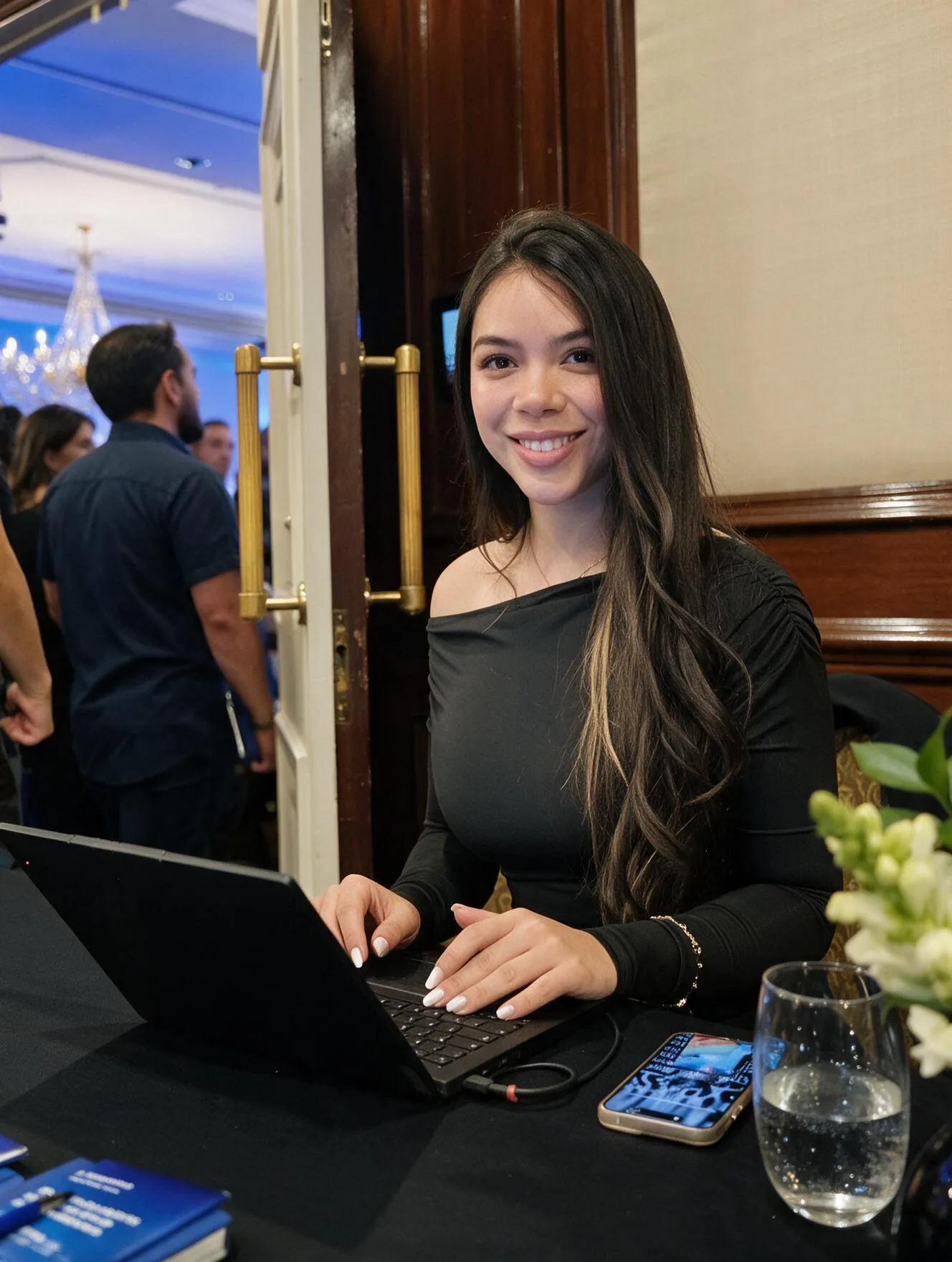 Anfitriona de stand para Match Trader en Expo Money 2025, Espacio Riesco.
