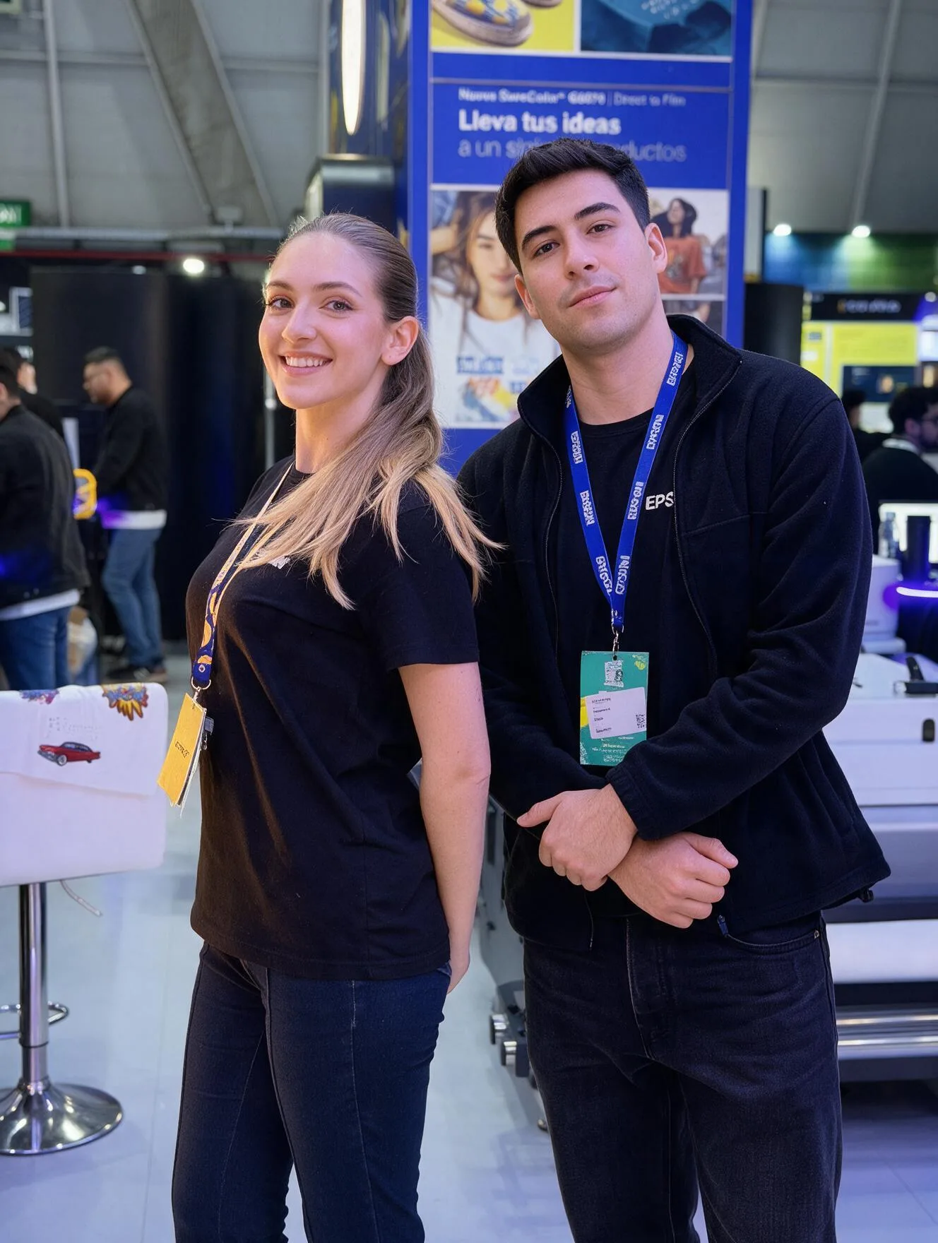 Pareja de anfitriones para el stand de Epson en Expo Print 2026, Espacio Riesco.