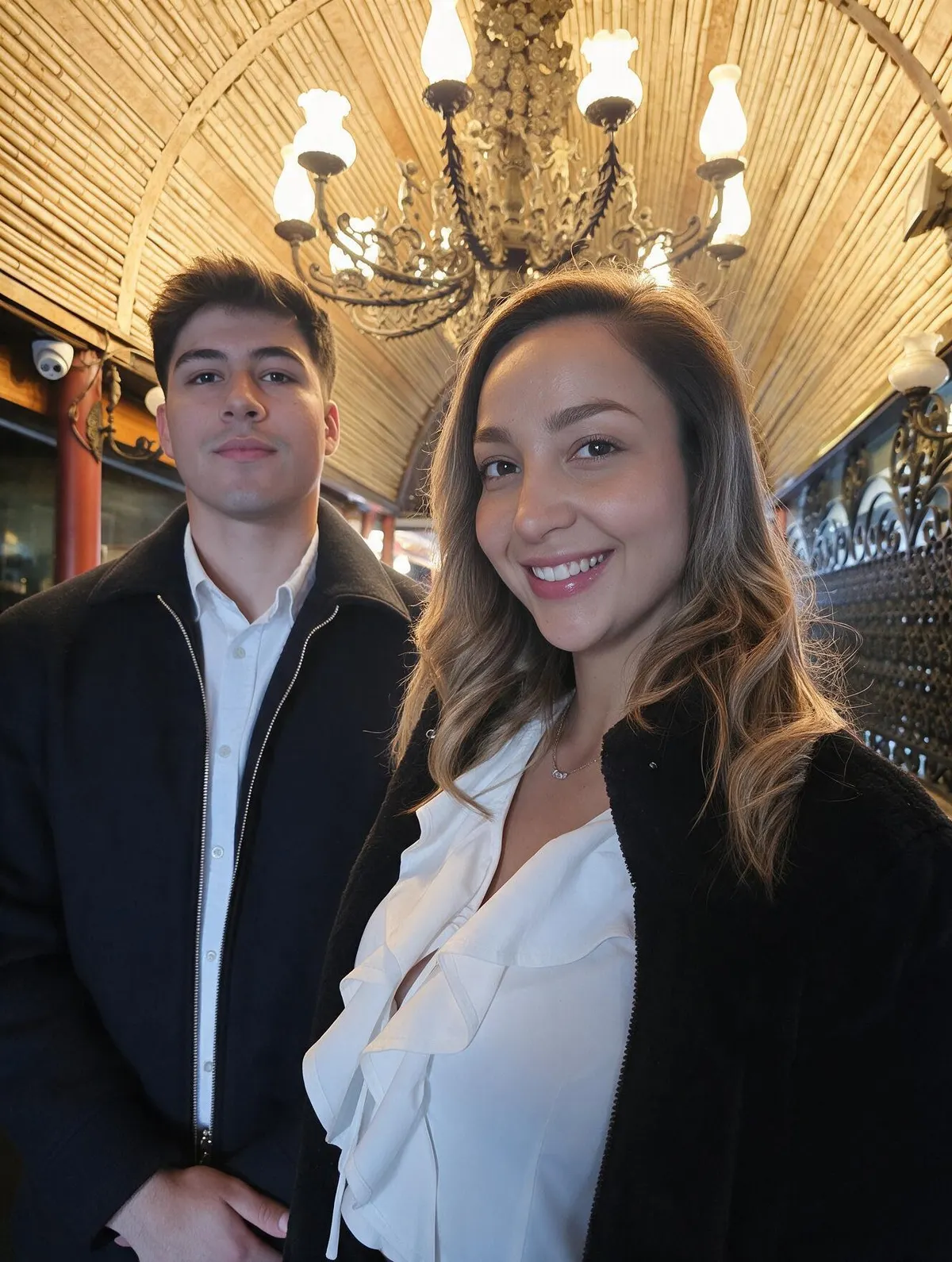Promotor y promotora de Agencia MK durante premiación municipal en Santiago.